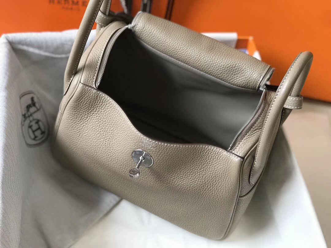 Hermes Lindy 26cm Bag In Gris Tourterelle Clemence Leather PHW - Image 9