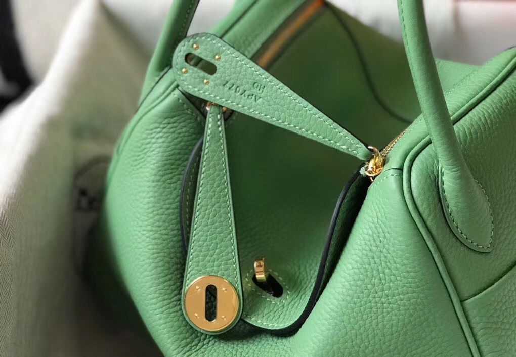 Hermes Lindy 26cm Bag In Vert Criquet Clemence Leather GHW - Image 5