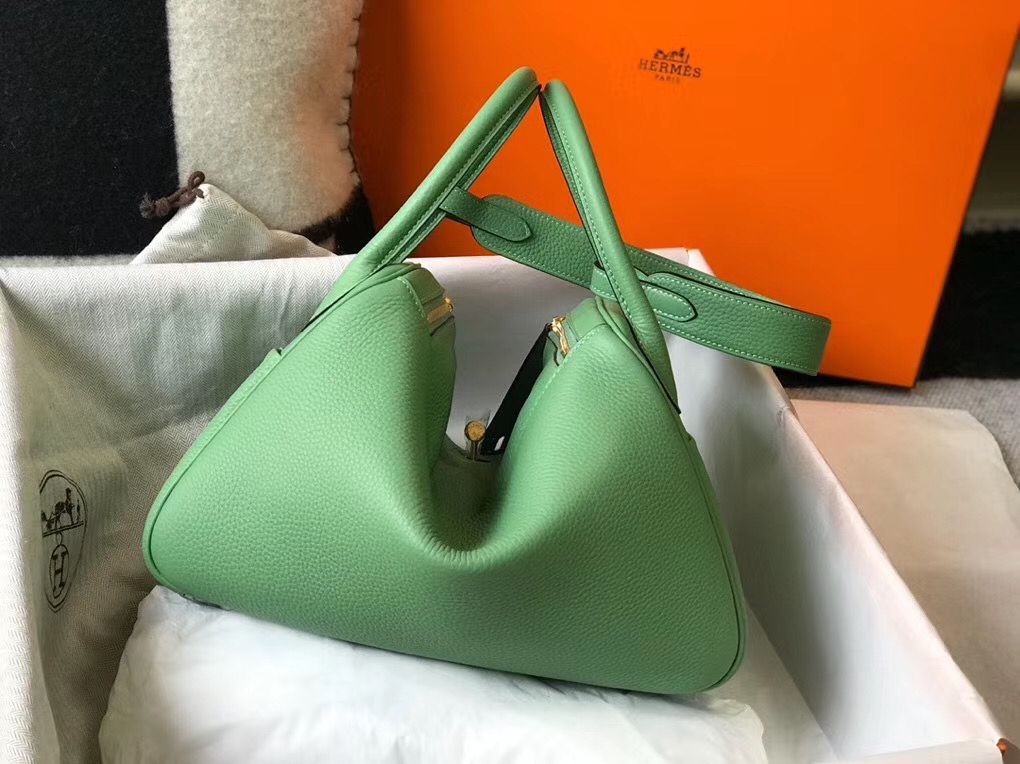 Hermes Lindy 30cm Bag In Vert Criquet Clemence Leather GHW - Image 3