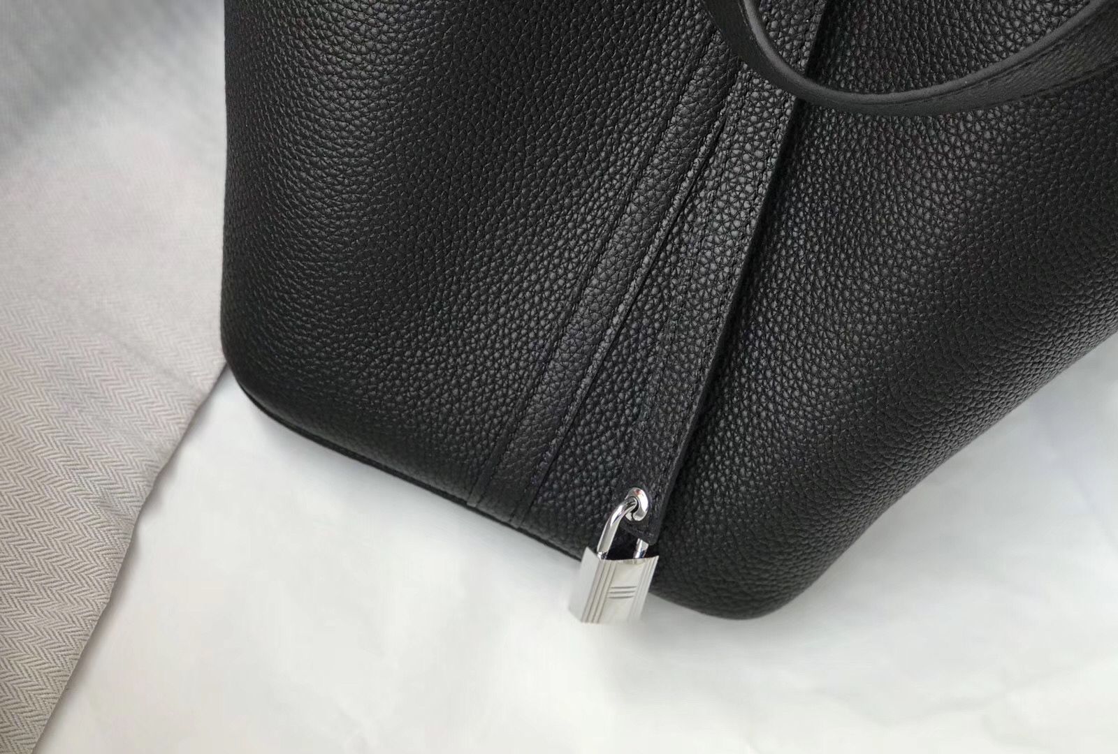 Hermes Picotin Lock 18 Bag In Black Clemence Leather - Image 4