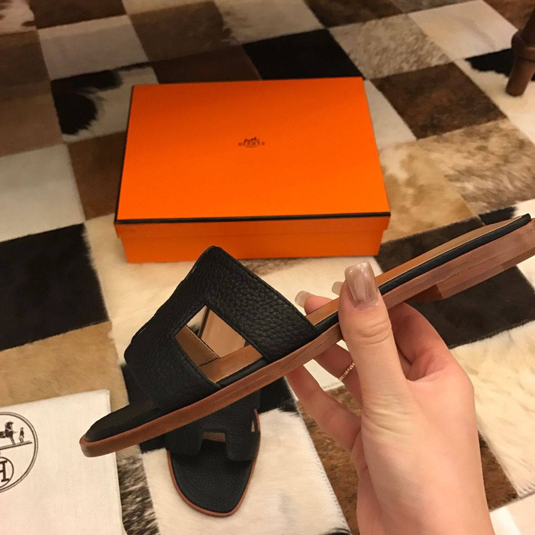 Hermes Oran Slide Sandals In Black Clemence Leather - Image 3