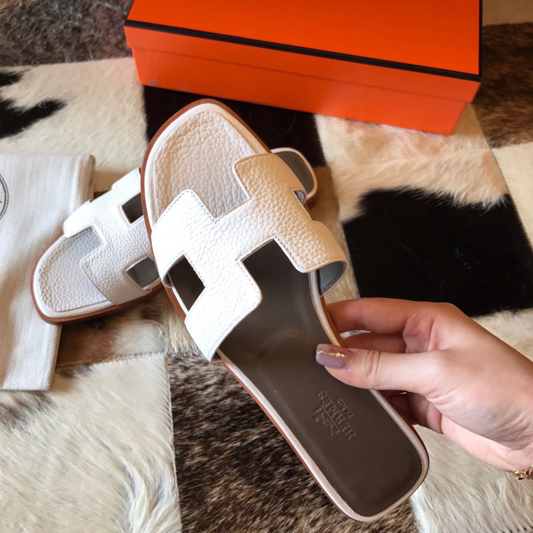 Hermes Oran Slide Sandals In White Clemence Leather - Image 4