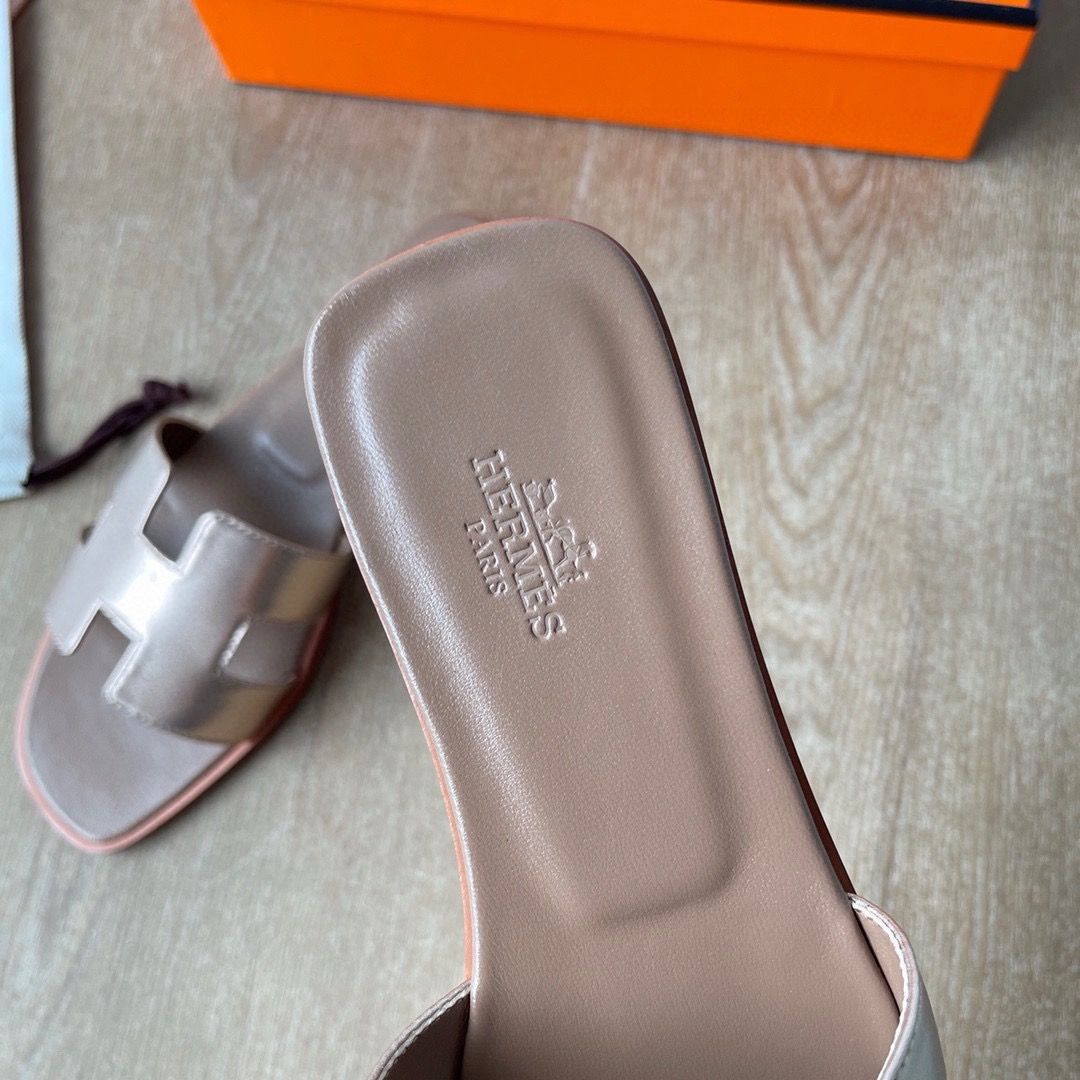 Hermes Oran Slide Sandals in Rose Gold Metallic Leather - Image 4