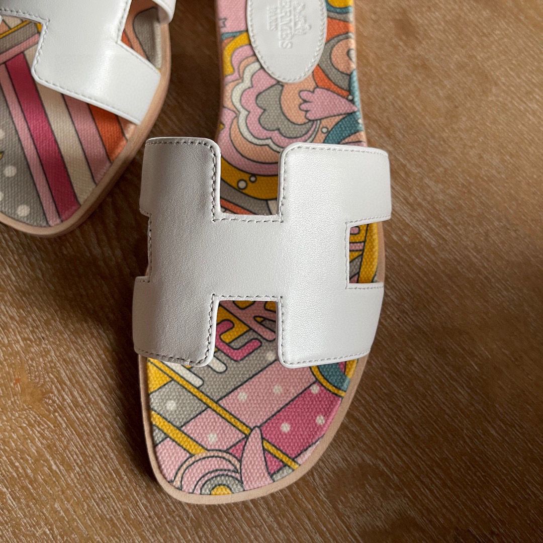 Hermes Oran Slide Sandals in White Swift Calfskin with Printed Lining - Image 3