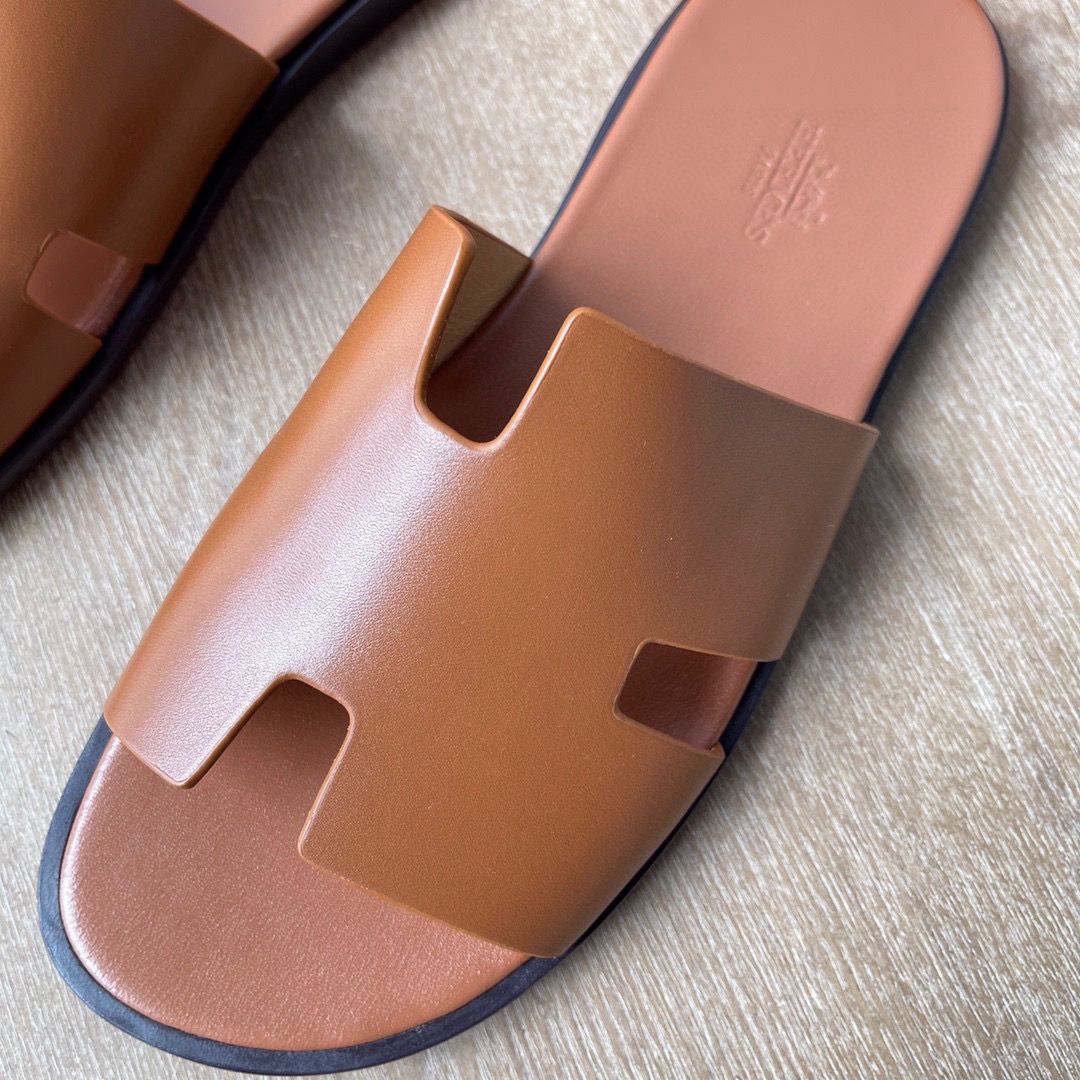 Hermes Izmir Sandals in Gold Swift Calfskin - Image 3
