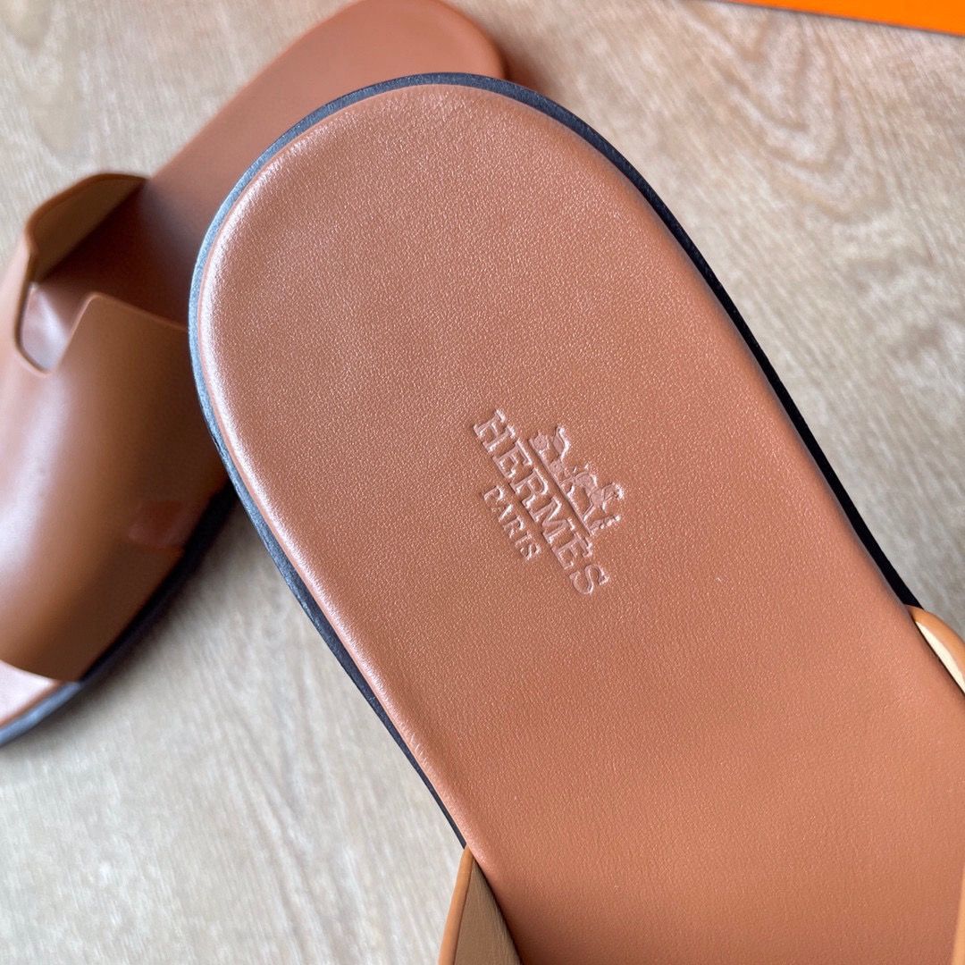 Hermes Izmir Sandals in Gold Swift Calfskin - Image 4