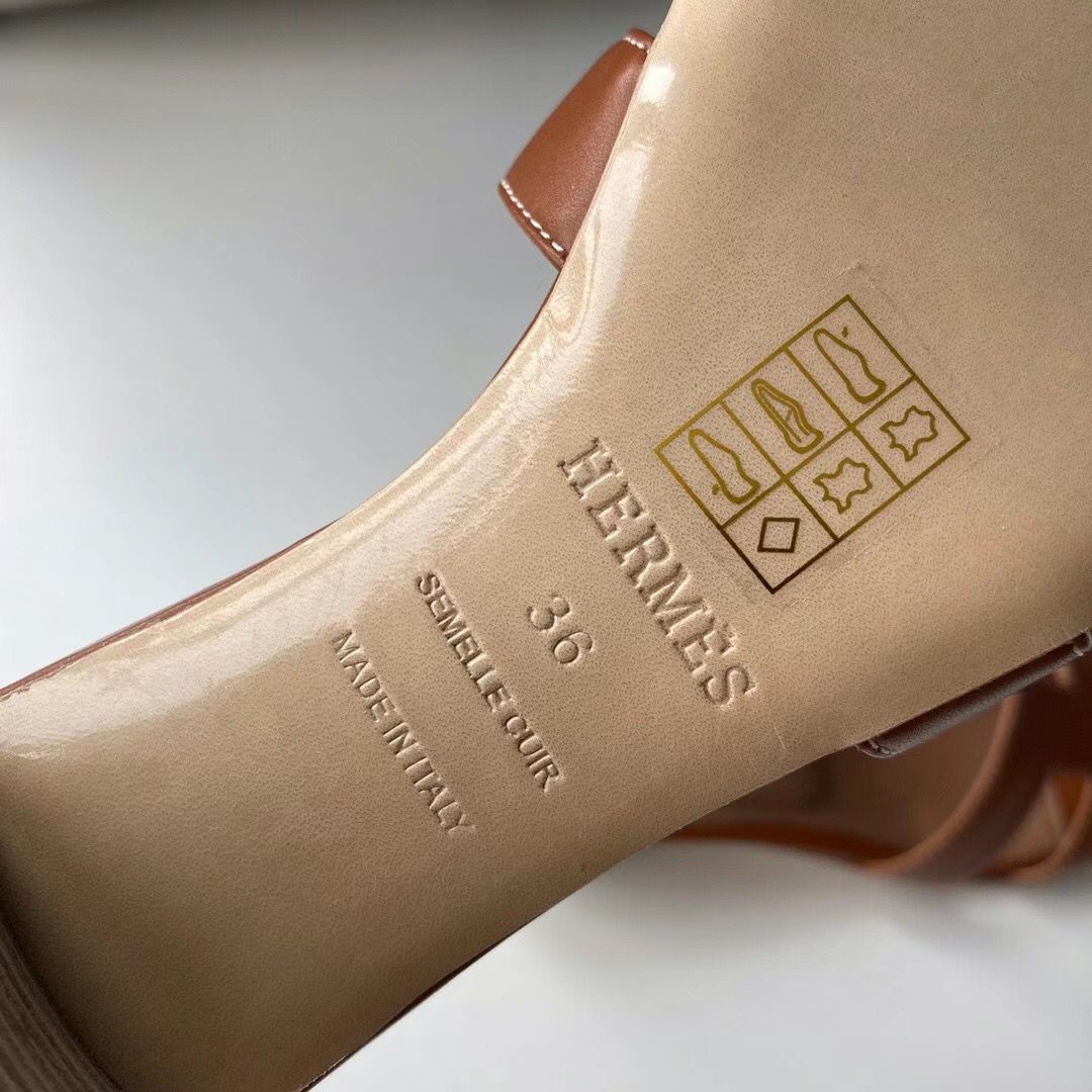 Hermes Oasis Sandals In Gold Swift Leather - Image 6