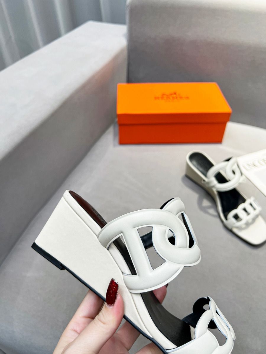 Hermes Figari 55mm Wedge Sandals In Ivory Nappa Leather - Image 9