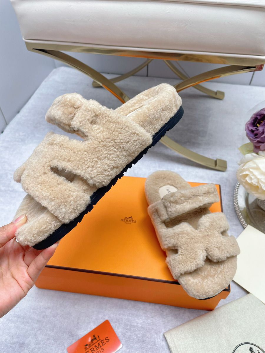 Hermes Women's Chypre Sandals In Off White Shearling - Image 4