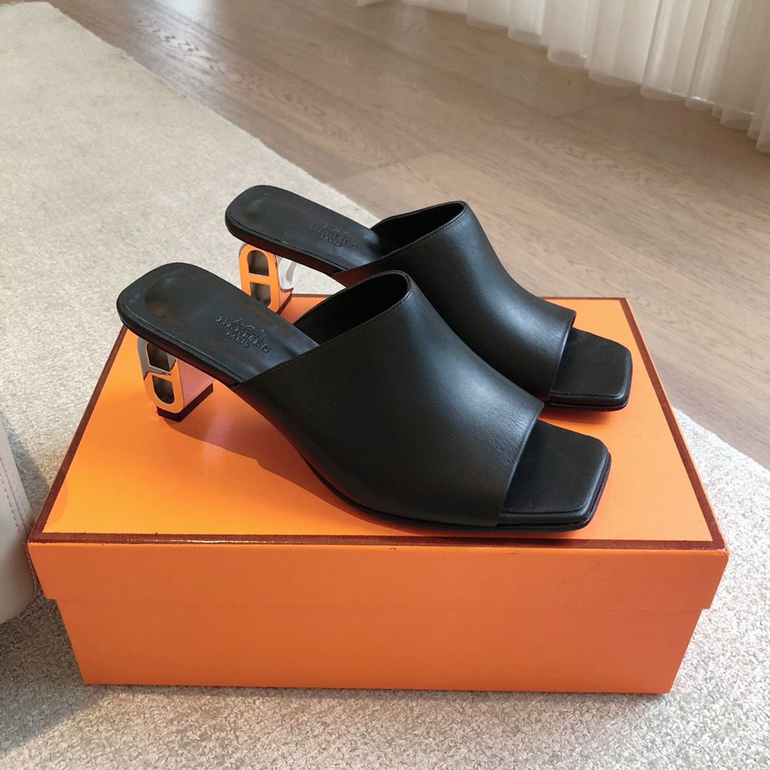 Hermes Women's Iconique 60 Sandals in Black Leather - Image 3