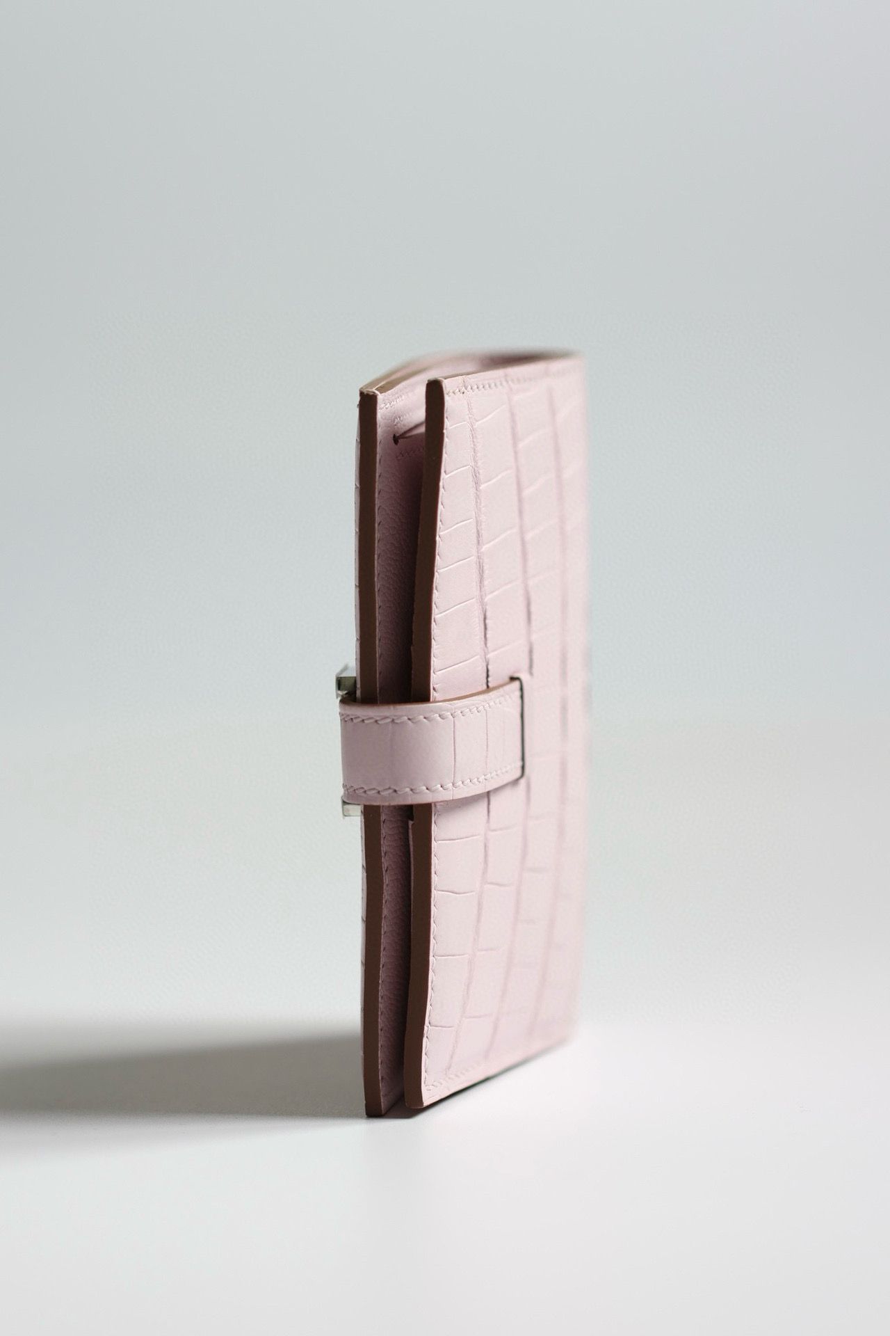 Hermes Bearn Compact Wallet in Mauve Pale Matte Alligator Leather - Image 3