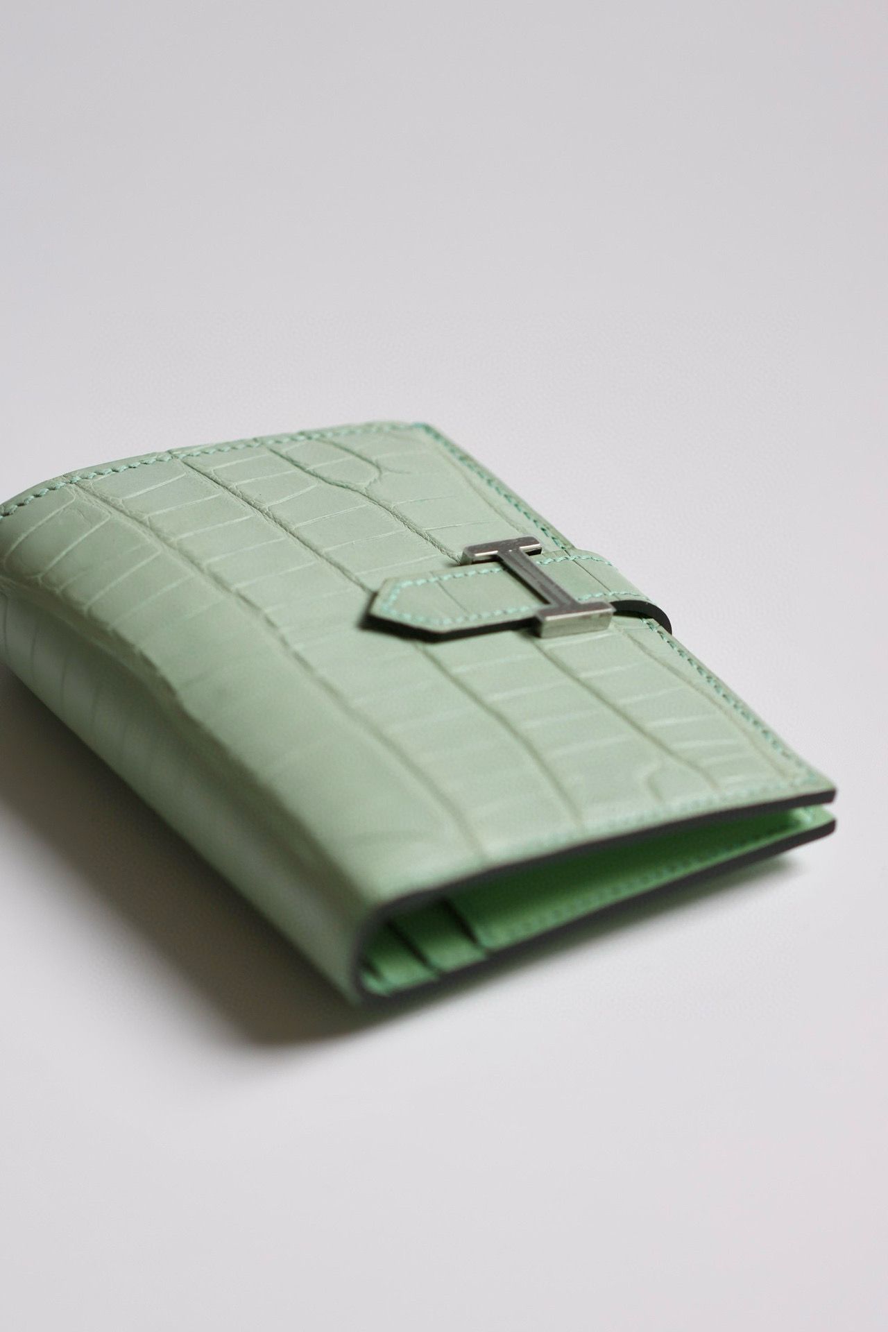 Hermes Bearn Compact Wallet in Vert D'eau Matte Alligator Leather - Image 6