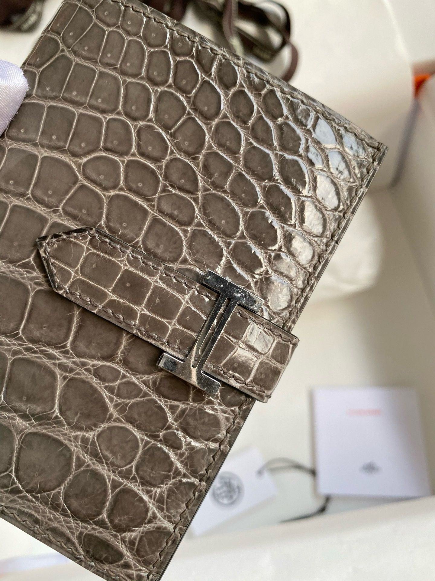 Hermes Bearn Compact Wallet in Gris Tourterelle Shiny Alligator Leather - Image 5