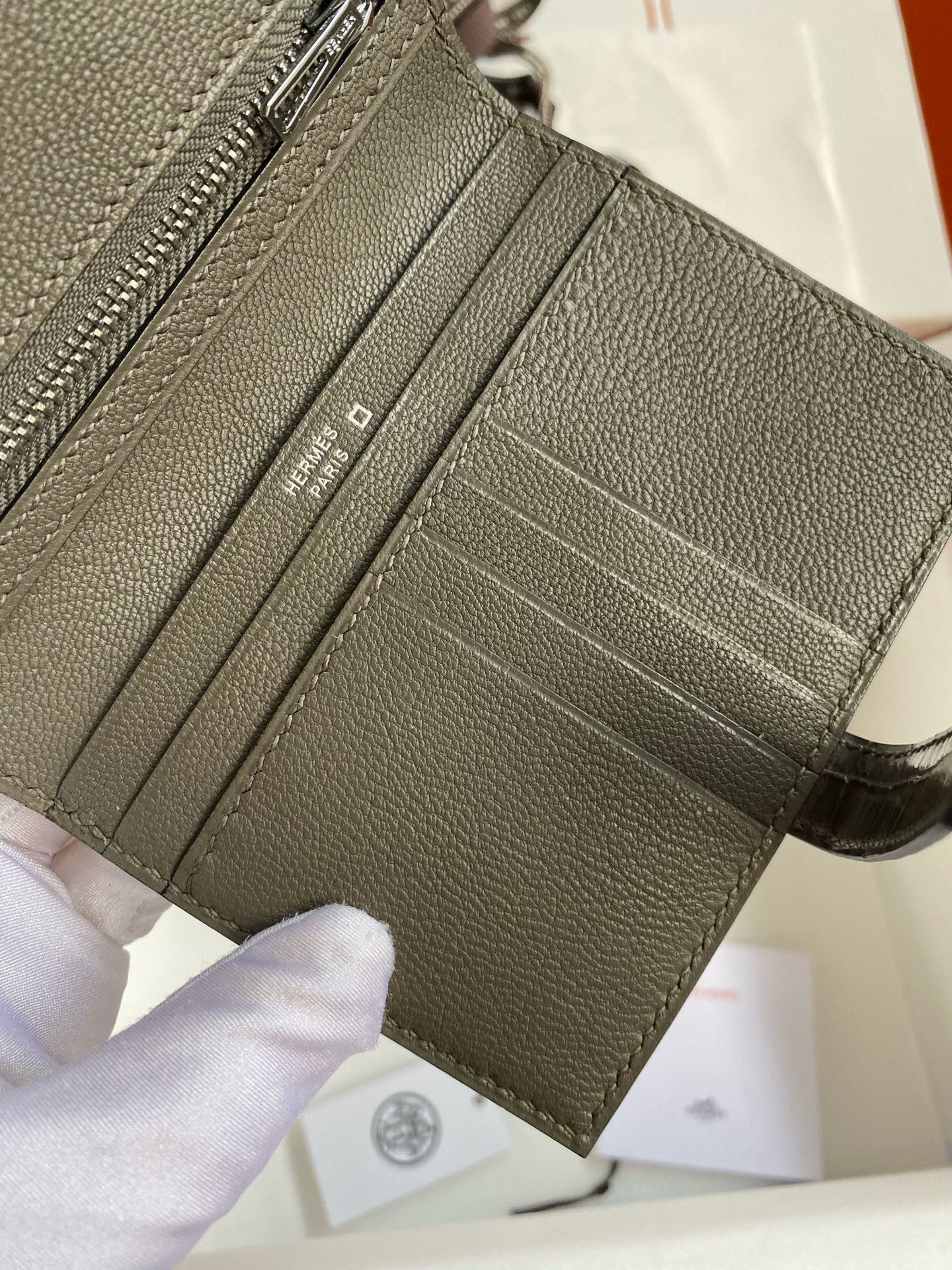 Hermes Bearn Compact Wallet in Gris Tourterelle Shiny Alligator Leather - Image 3