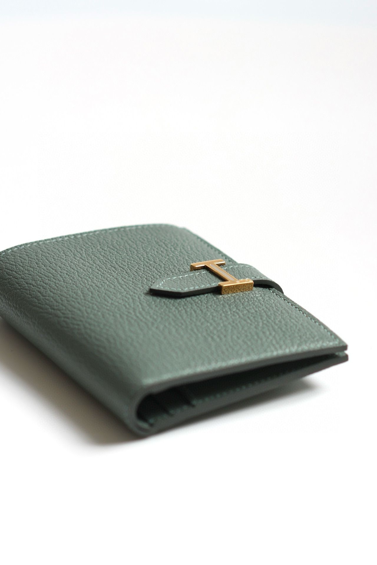 Hermes Bearn Compact Handmade Wallet in Vert Amande Chevre Mysore Goatskin - Image 4