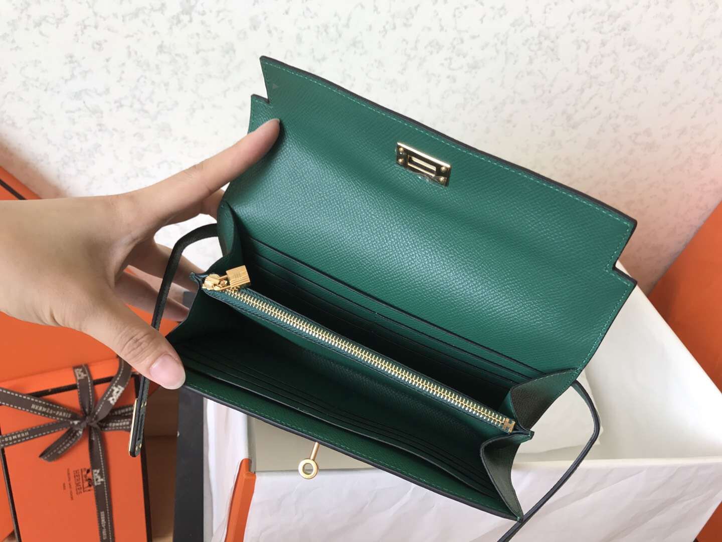 Hermes Kelly Classic Long Wallet In Malachite Epsom Leather - Image 9